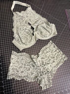 32DD Victorias Secret set